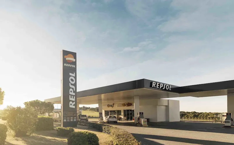 Estación de Servicio Repsol - Gasolinera en Santa Coloma - foto 2