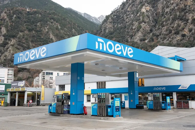 Estación de servicio Cepsa - Gasolinera en Santa Coloma - foto 2